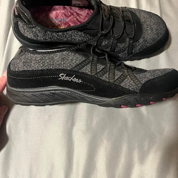 Skechers Women's Black and Gray Sneakers Size 8 - Picture 2 of 4